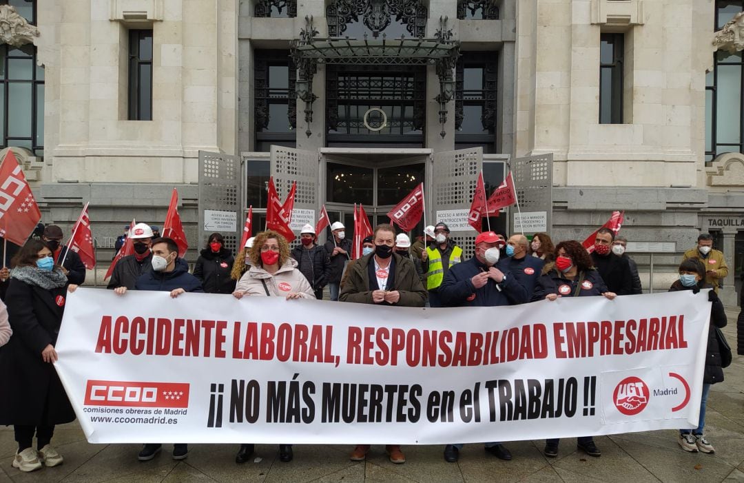 CCOO y UGT se han concentrado esta mañana frente a Cibeles por el fallecimiento de un trabajador de 57 años en el Aeropuerto de Barajas la semana pasada