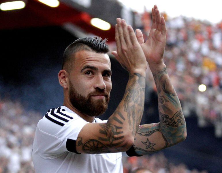 GRA290. Valencia, 08/08/2015. El defensa argentino del Valencia, Nicolás Otamendi, durante la presentación del equipo valencianista antes del encuentro amistoso que disputan esta noche frente a la Roma en el estadio de Mestalla. EFE/manuel Bruque.