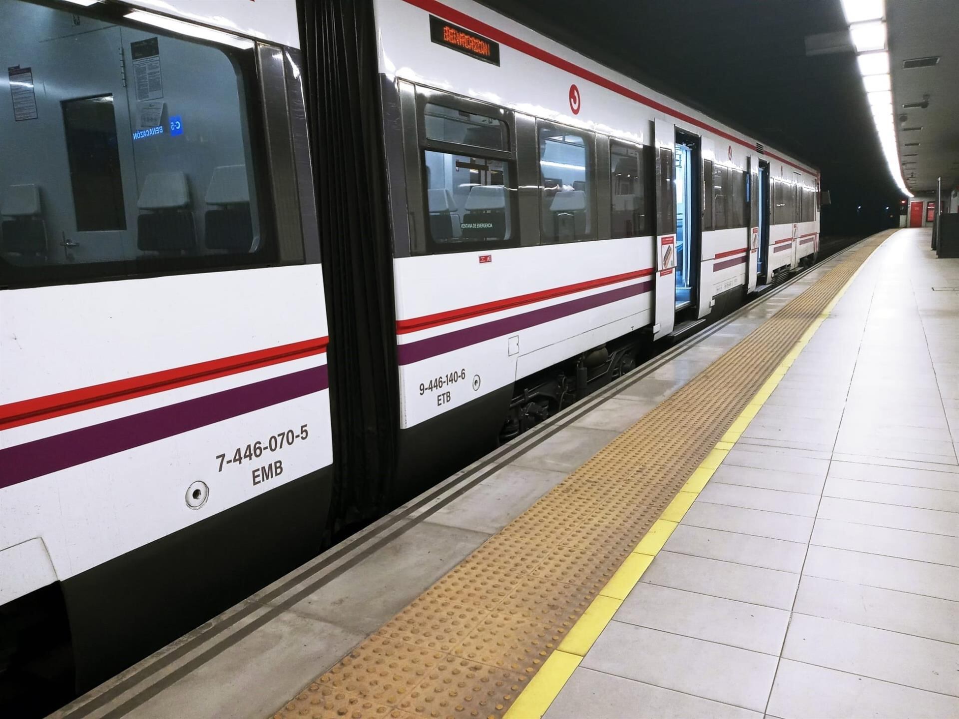 Un tren de su Cercanías, a su llegada a la estación de San Bernardo.