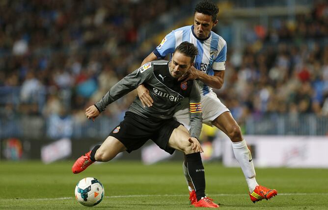 Sergio García controla el balón ante Welligton.
