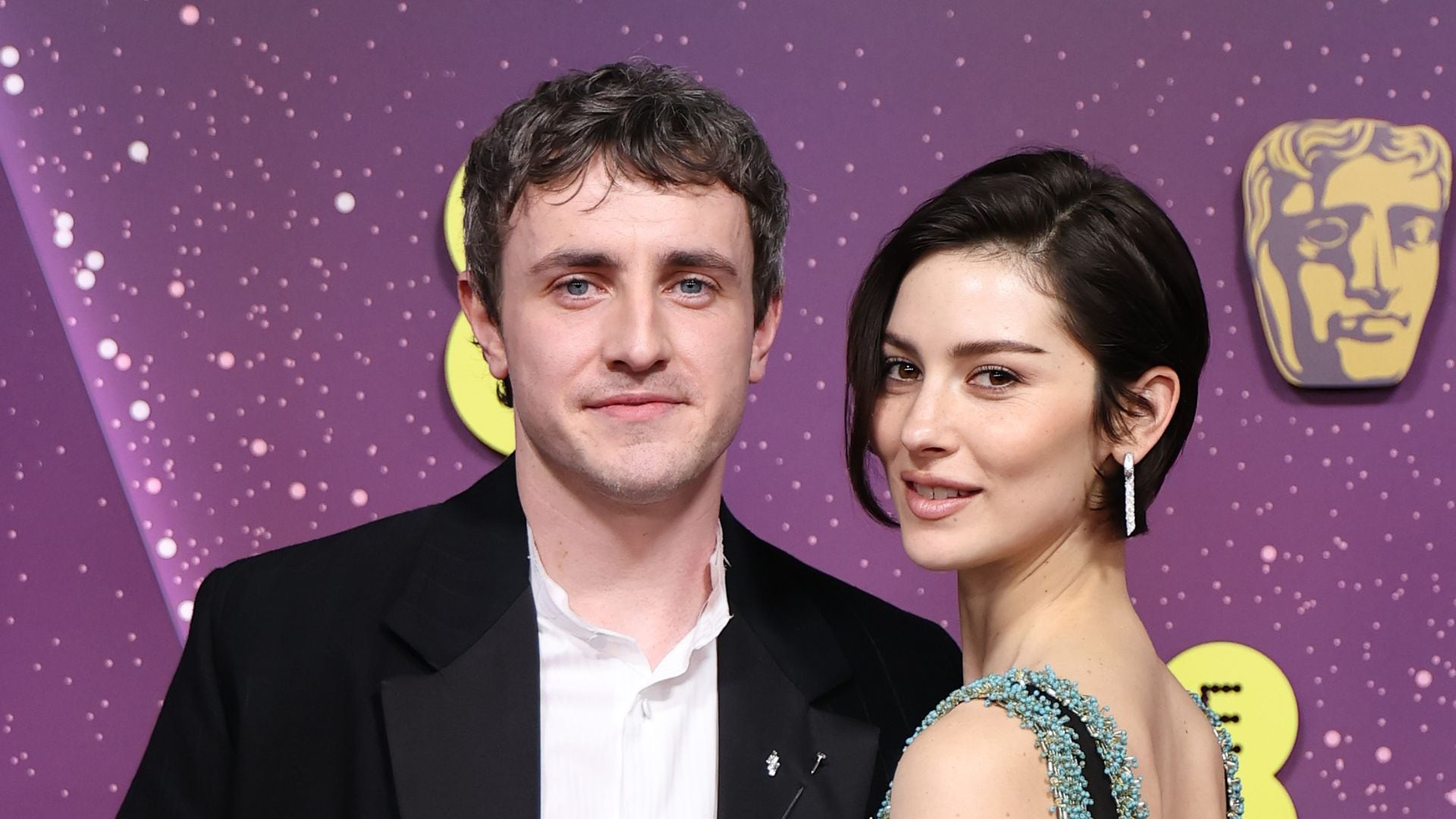 Paul Mescal y Gracie Adams posan en la alfombra de los premios BAFTA.