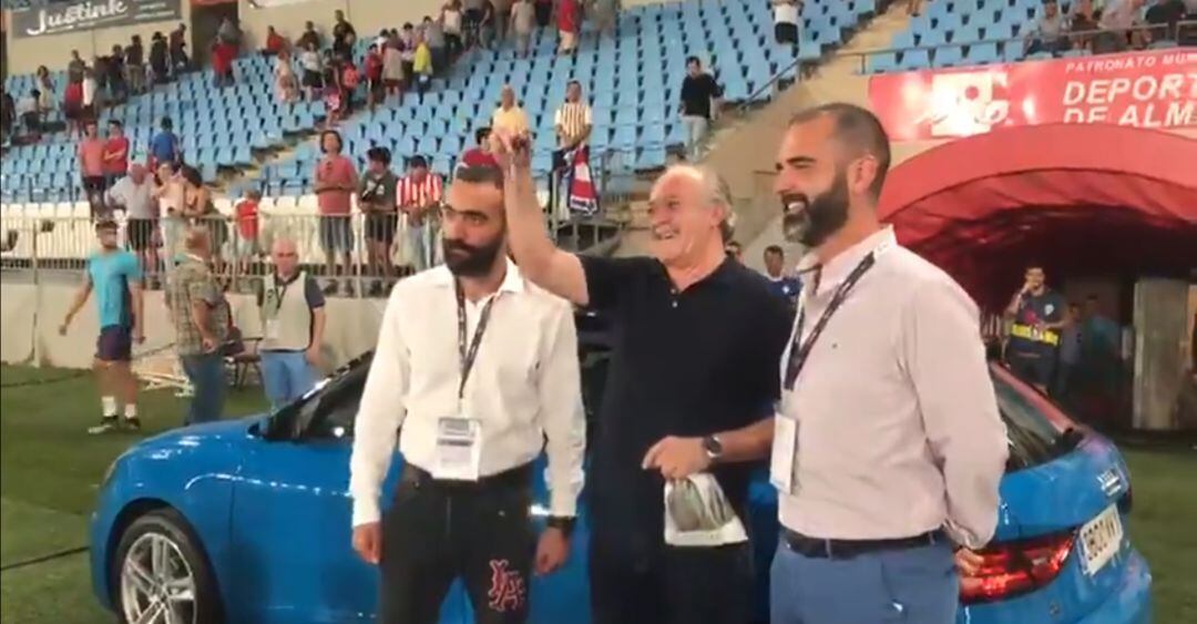 El equipo directivo del Almería entrega las llaves del coche sorteado