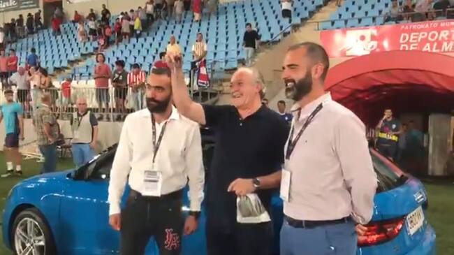 El equipo directivo del Almería entrega las llaves del coche sorteado