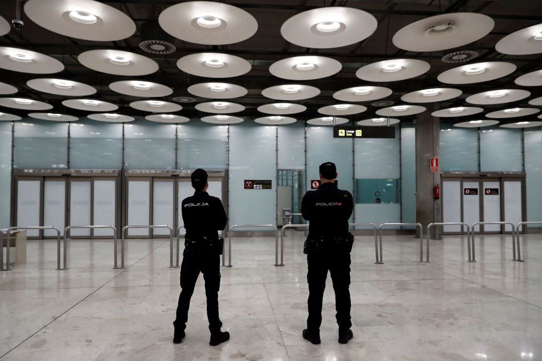 Efectivos policiales en el vacío interior de la T4 del Aeropuerto de Madrid- Barajas