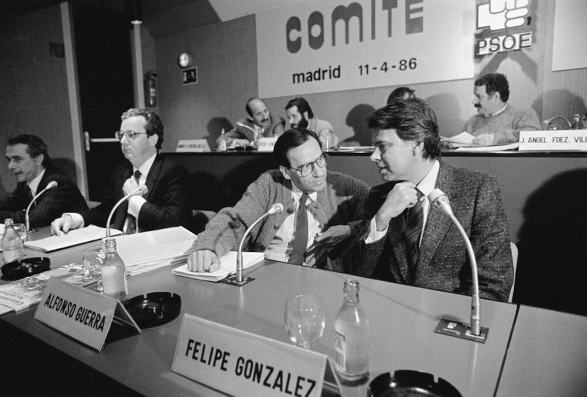 Meeting del Comité central del PSOE. Felipe Gonzalez, expresidente del Gobierno, habla cojn el exvicepresidente Alfonso Guerra. 