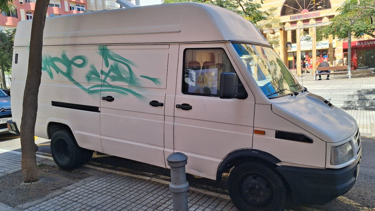Pintan un grafiti en una furgoneta en carnavales