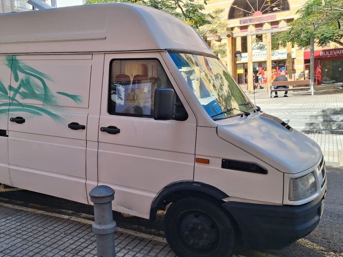 "Si hubieran pintado algo bonito, lo dejaba": la furgoneta de un autónomo amanece 'grafiteada' durante el carnaval