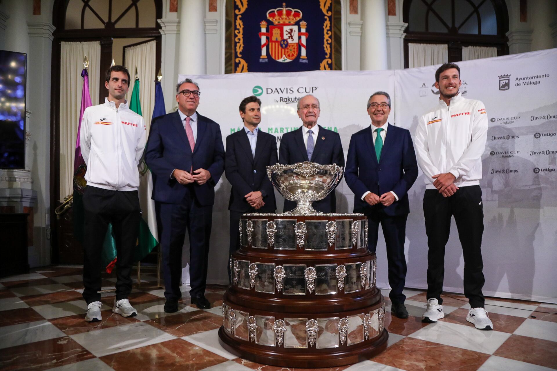 Jugadores y autoridades posan delante de la Copa Davis