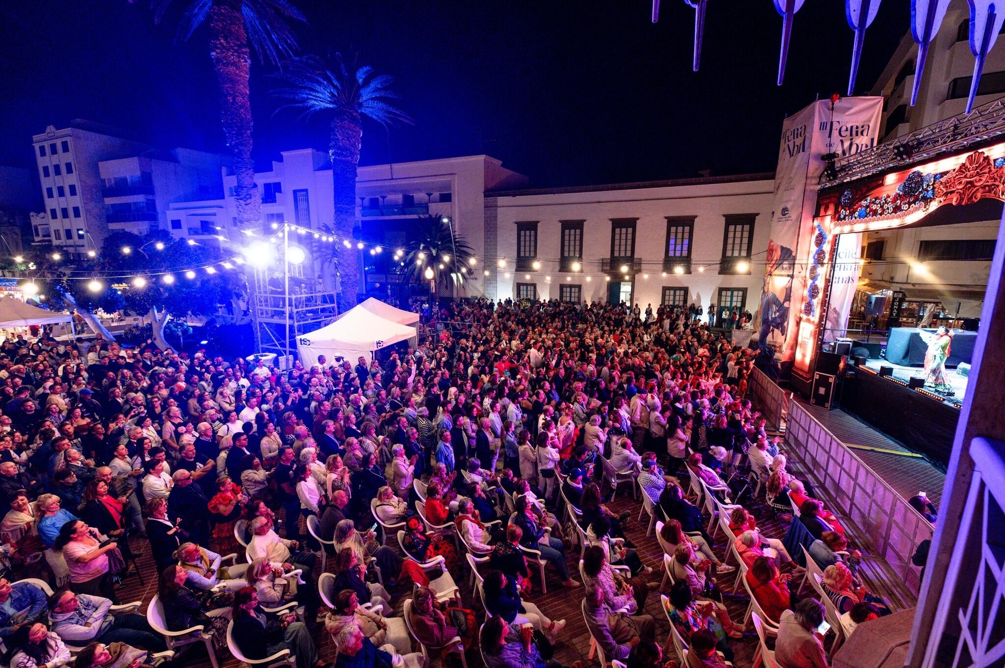 Público asistente a uno de los conciertos de la Feria de Abril de Arrecife, capital de Lanzarote.