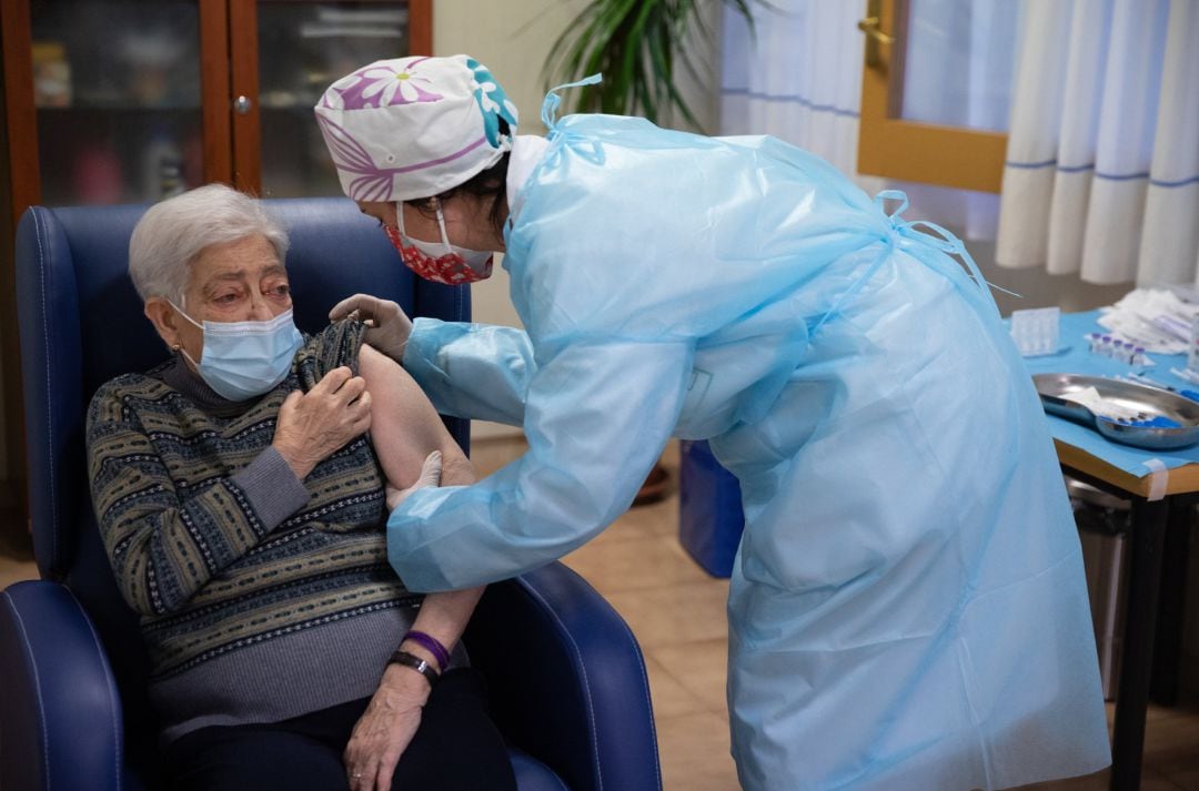 Lidia Navarro, de 84 años recibe la vacuna en Barbastro.