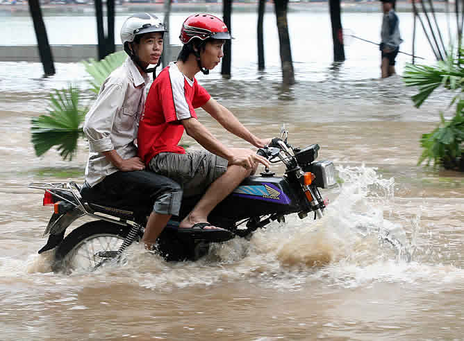 La capital de Vietnam, Hanoi, continúa bajo las aguas tras sufrir desde hace tres días las mayores inundaciones en dos décadas