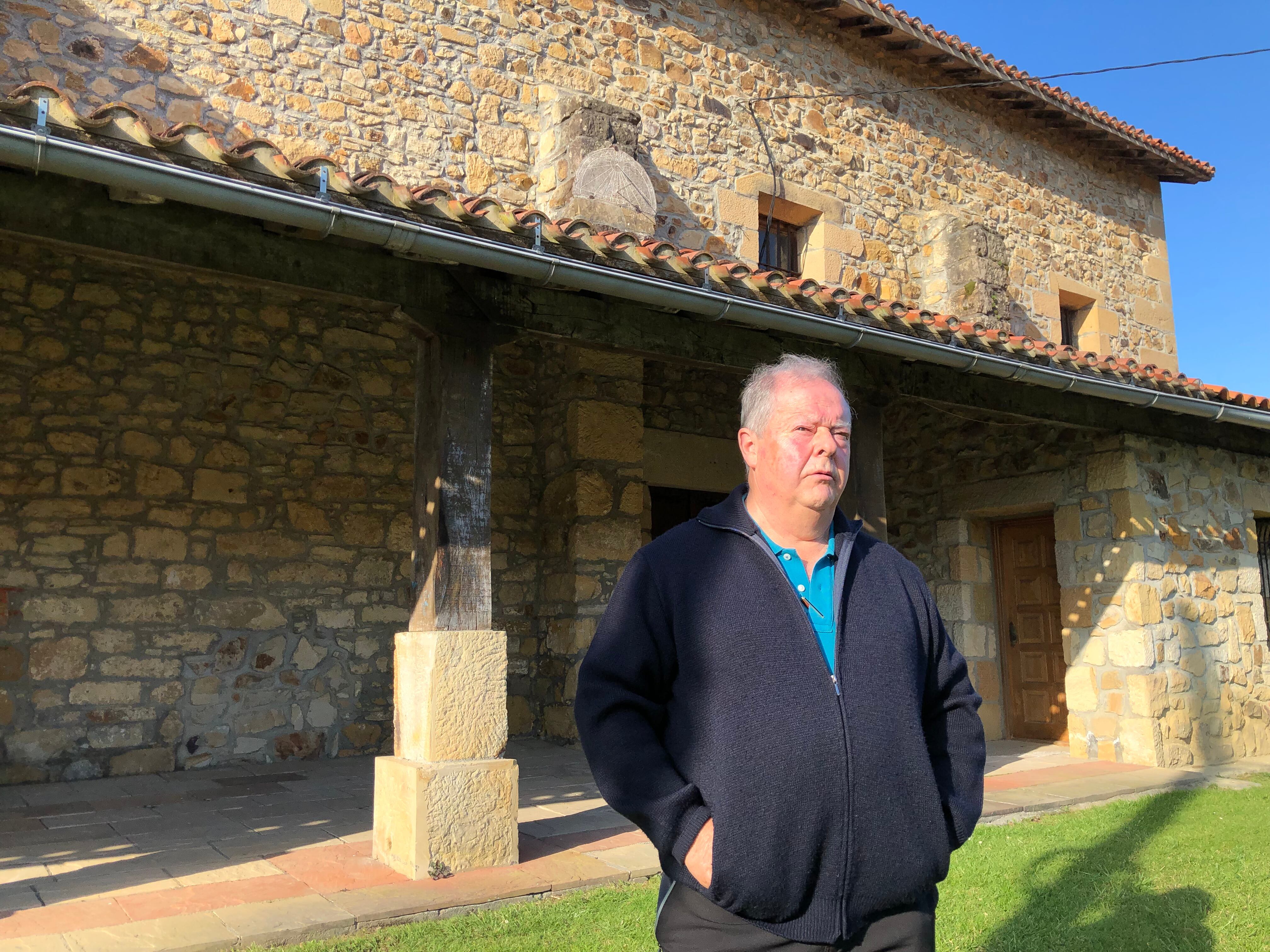 Iñaki Olabarrieta, gran conocedor del patrimonio vasco, en el reloj solar de Laukiz