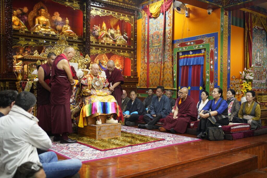 Integrantes de la Administración Central tibetana invocan al Oráculo de Nechung, una práctica habitual de la comunidad que cobra mucha más fuerza debido a los rumores de una posible revelación de la sucesión del Dalái Lama en los próximos días.