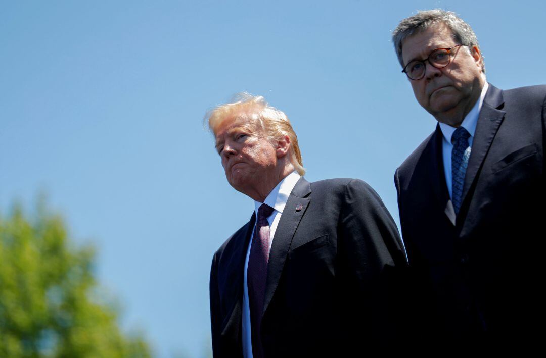 El presidente estadounidense Donald Trump junto al fiscal general William Barr.