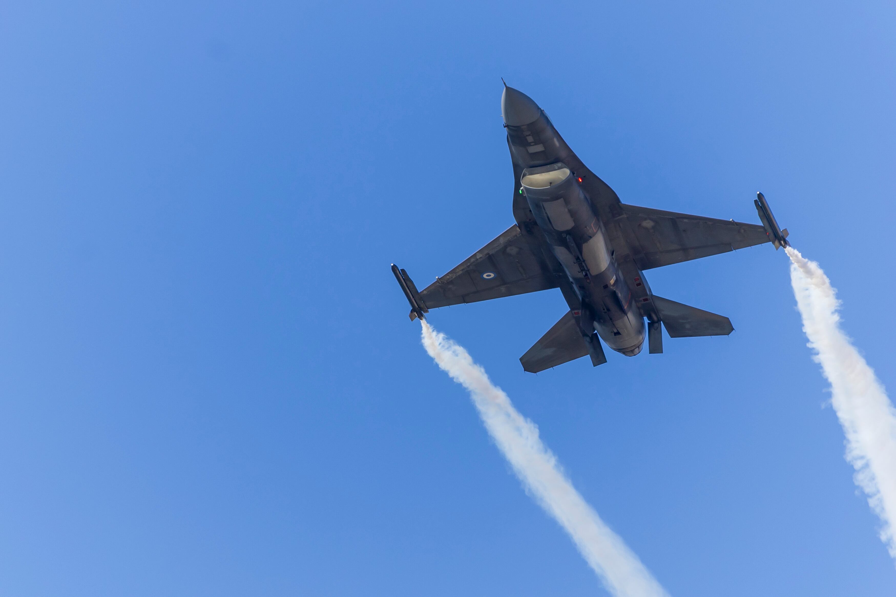 Un F-16 del ejército de Grecia sobrevolando Salónica