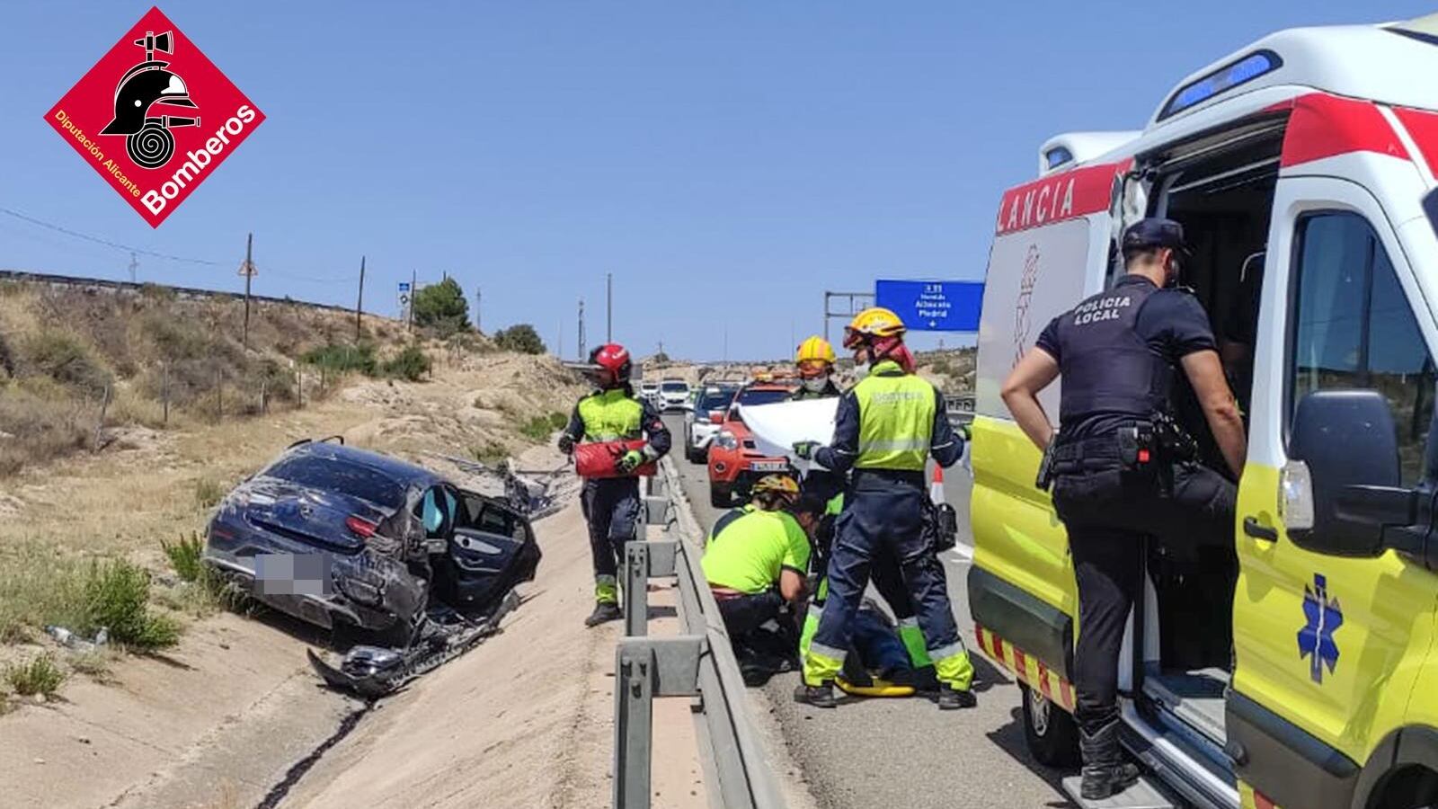 El conductor perdió el control del vehículo y terminó volcado lateralmente fuera de la carretera