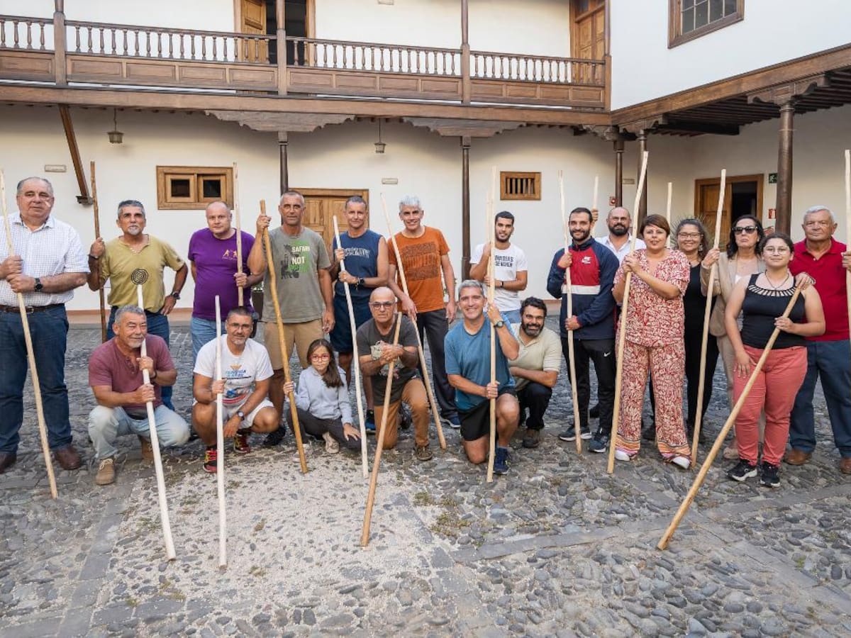 El Cabildo de Gran Canaria apoya a la Federación del Juego del Palo Canario para formar a profesorado de instituto en este deporte tradicional