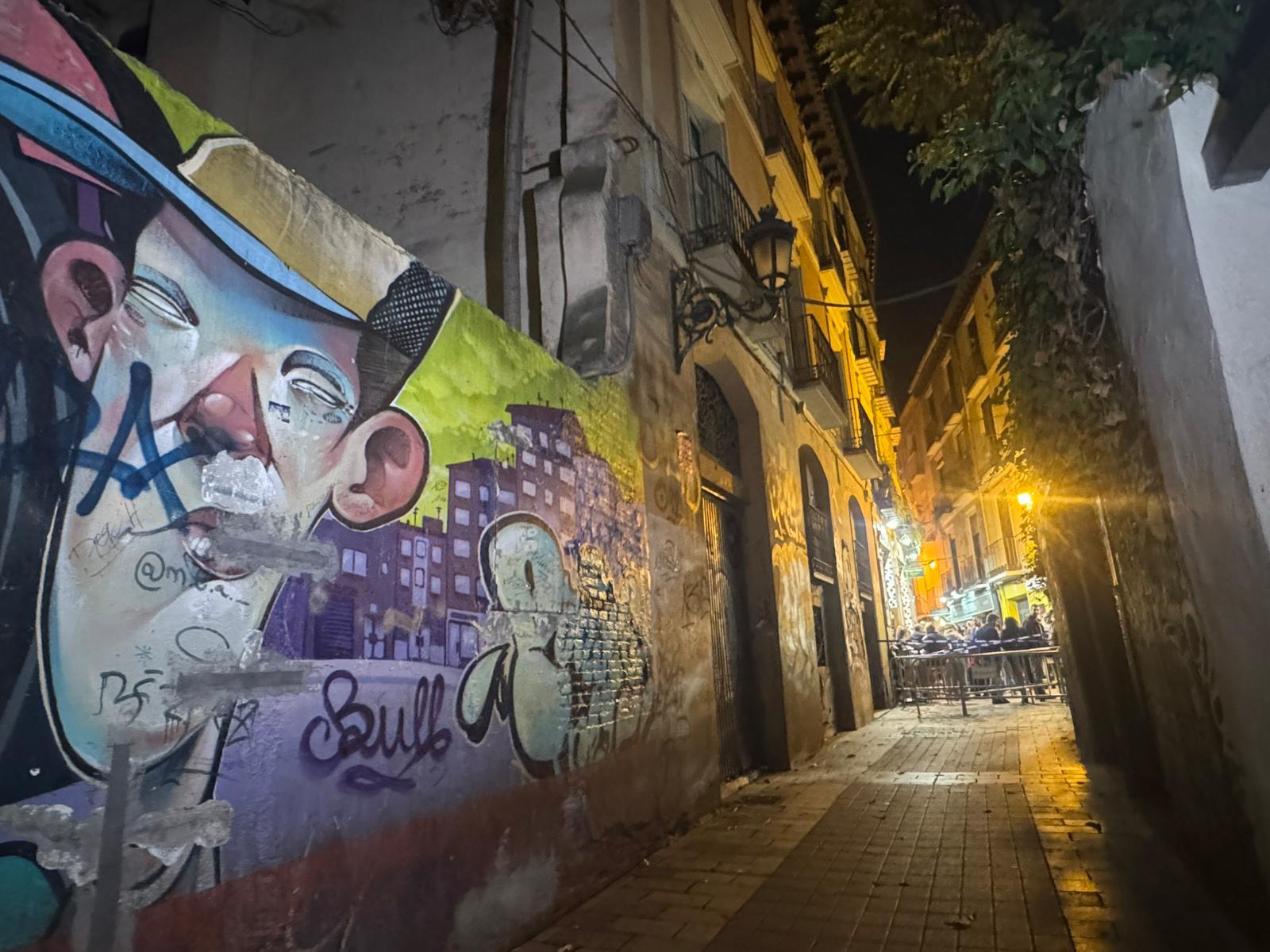 Cierre de una calle en El Tubo y dos establecimientos por el desprendimiento de un edificio en Zaragoza