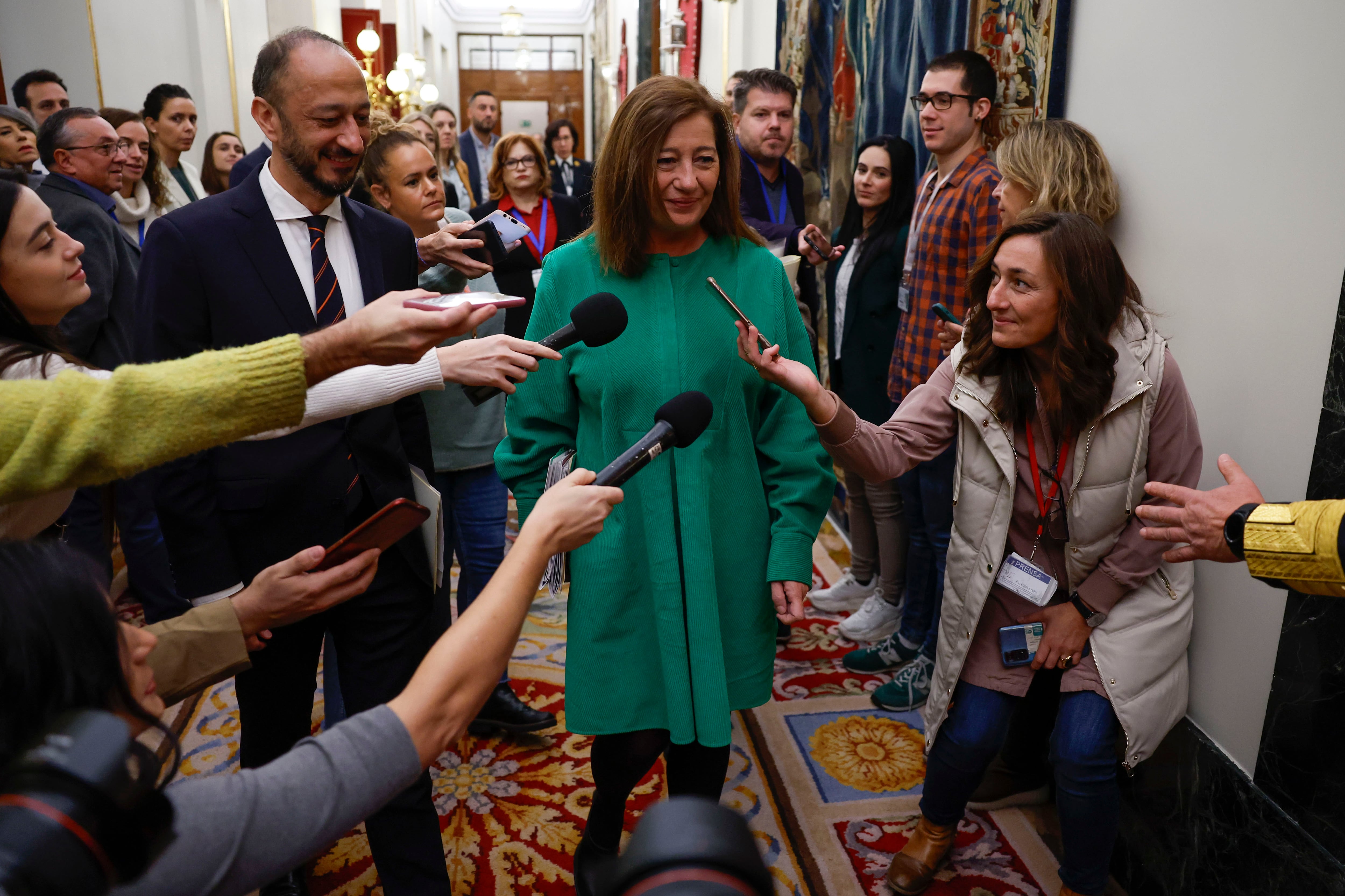 La presidenta del Congreso, Francina Armengol (d), y el diputado socialista y vicepresidente de la Mesa, Alfonso Rodríguez de Celis (i) a su llegada a la reunión que la Mesa del Congreso celebrada este viernes