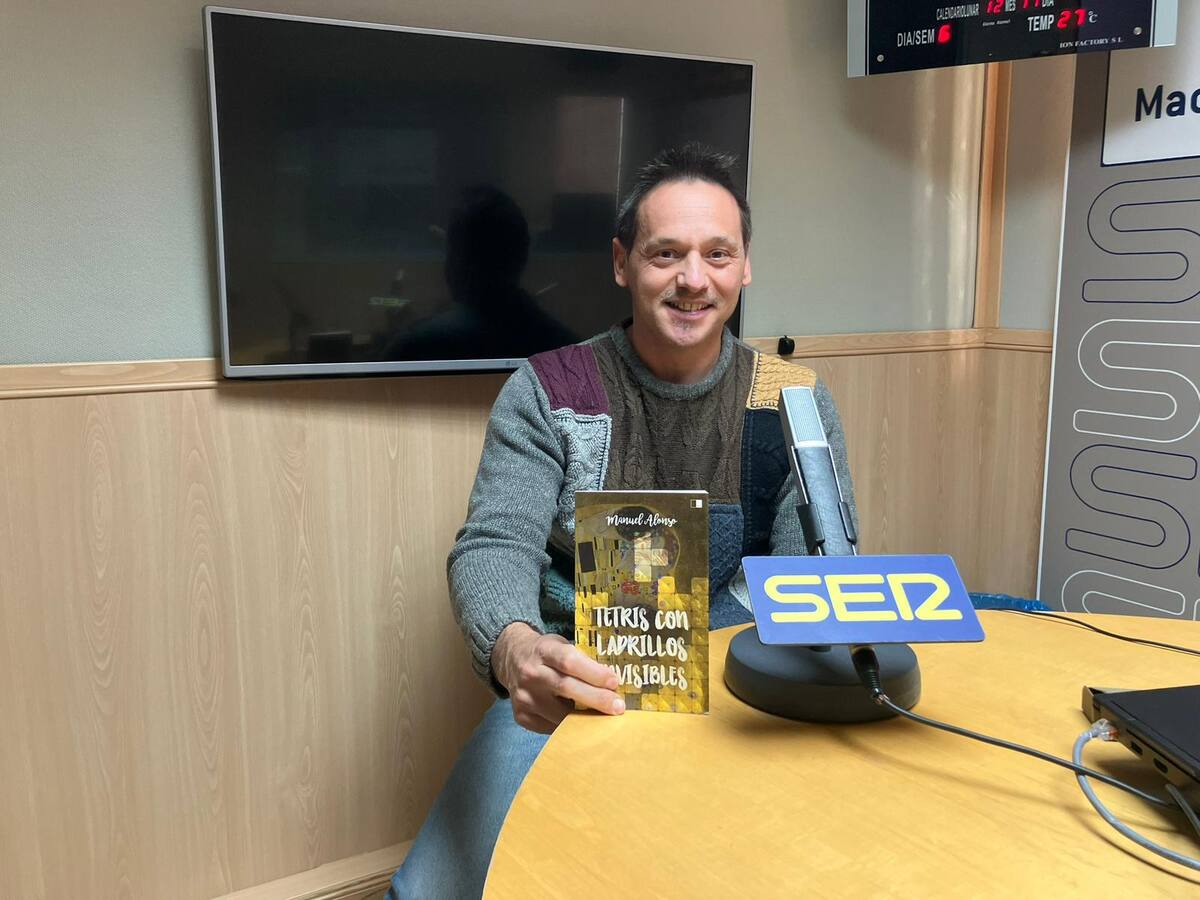 El poeta mostoleño, Manuel Alonso, visita Hoy por Hoy Madrid Oeste