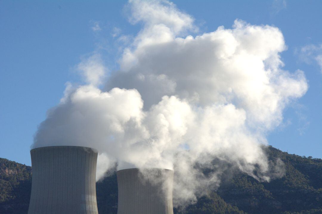 Chimeneas de la nuclear de Cofrentes