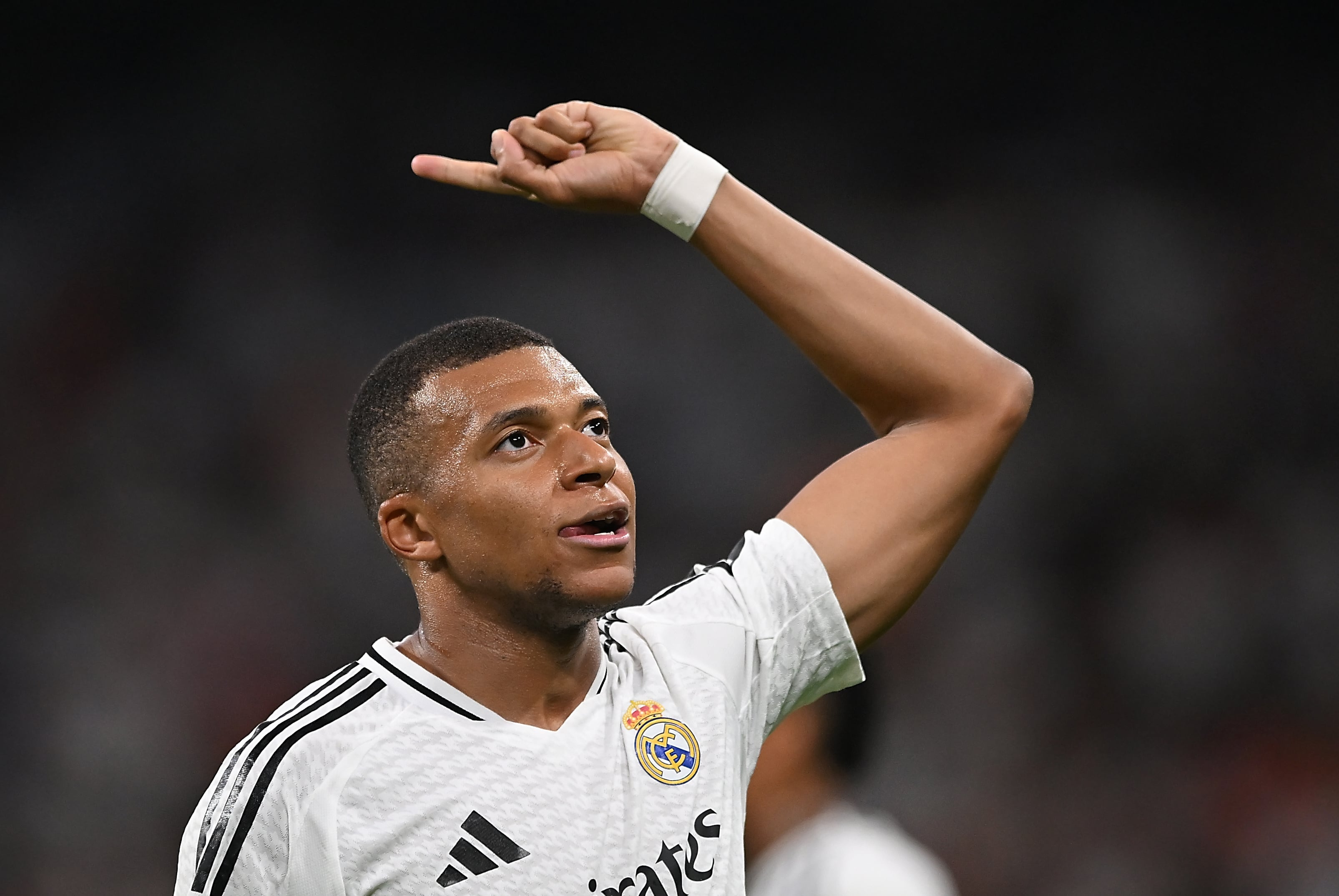 Kylian Mbappé celebra su segundo gol ante el Betis en el Santiago Bernabéu