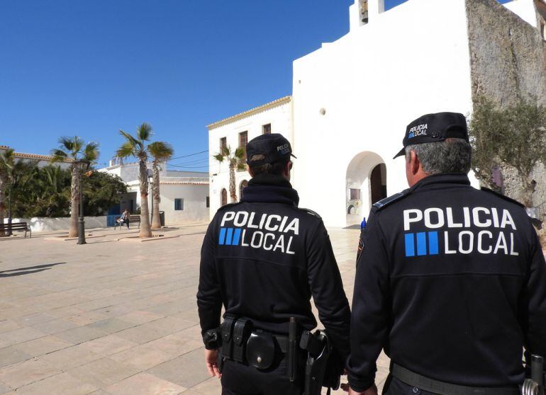 Imagen de archivo de dos agentes de la Policía Local de Formentera