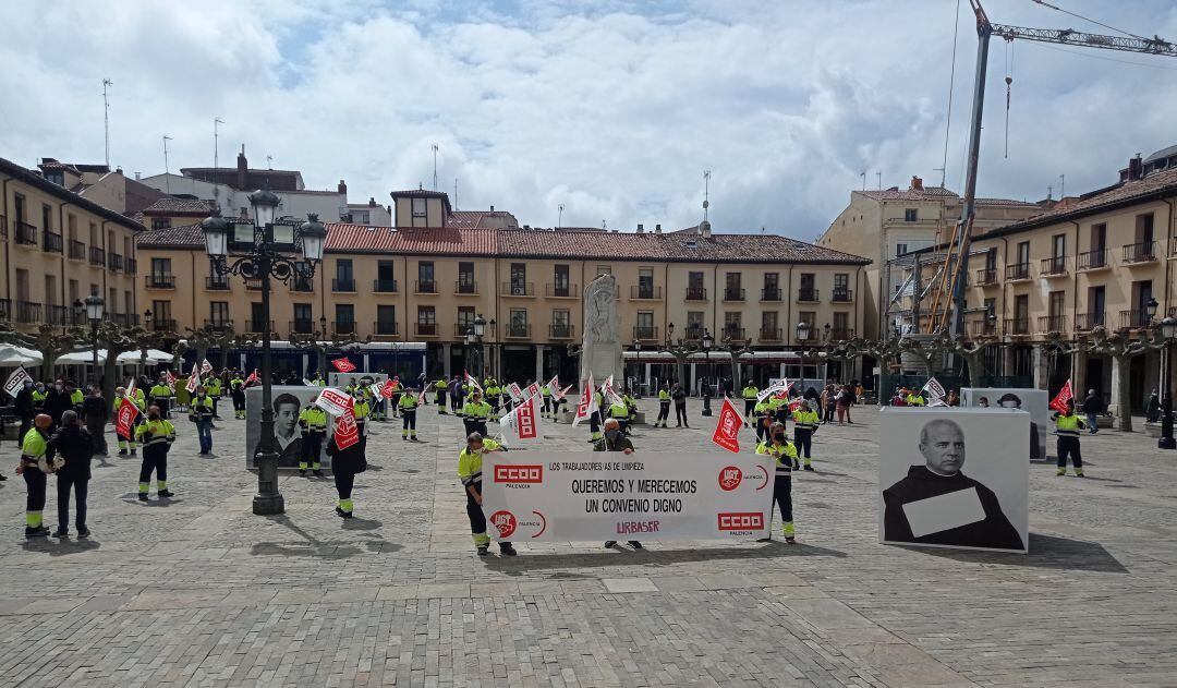 Los trabajadores de Urbaser se han concentrado en la Plaza Mayor