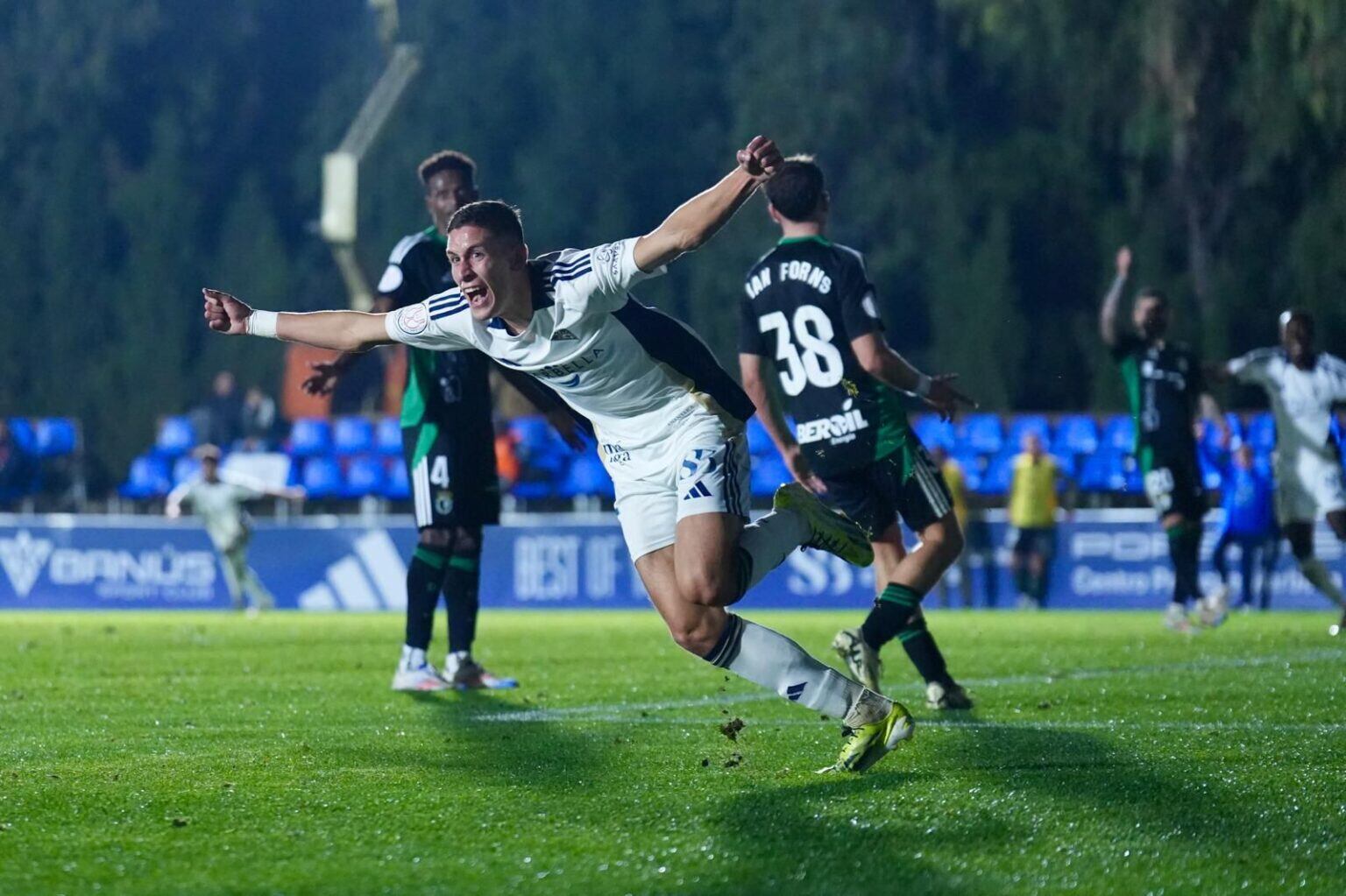 El defensa del Marbella Jorge Álvarez, tras conseguir el gol del triunfo frente al Burgos