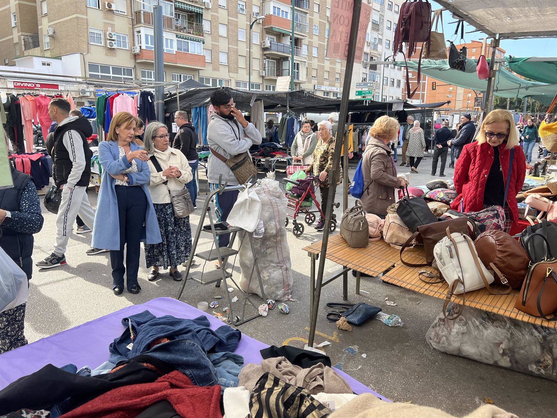 La viceportavoz socialista Begoña Medina y la concejala Mari Carmen Sánchez en una visita al mercadillo de zona Europa