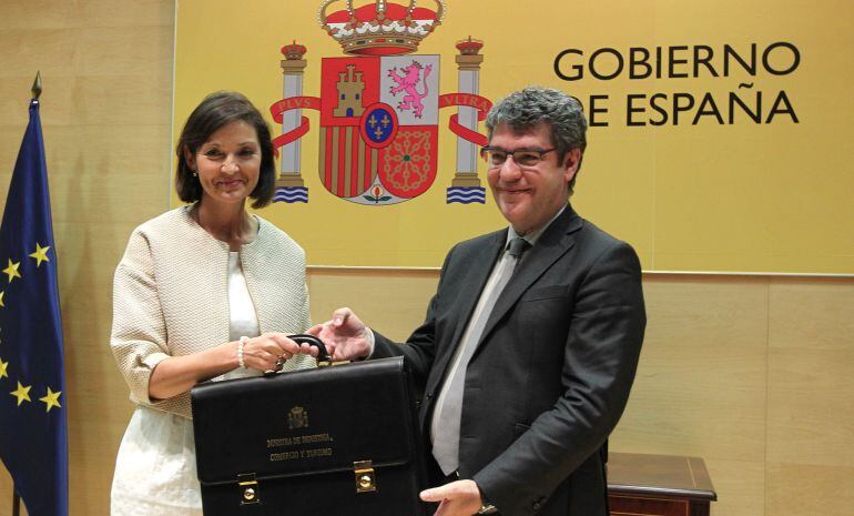 Imagen de la ministra de Industria, Comercio y Turismo, Reyes Maroto recibiendo la cartera de manos del ex ministro de Energía, Turismo y Agenda Digital, Alvaro Nadal 