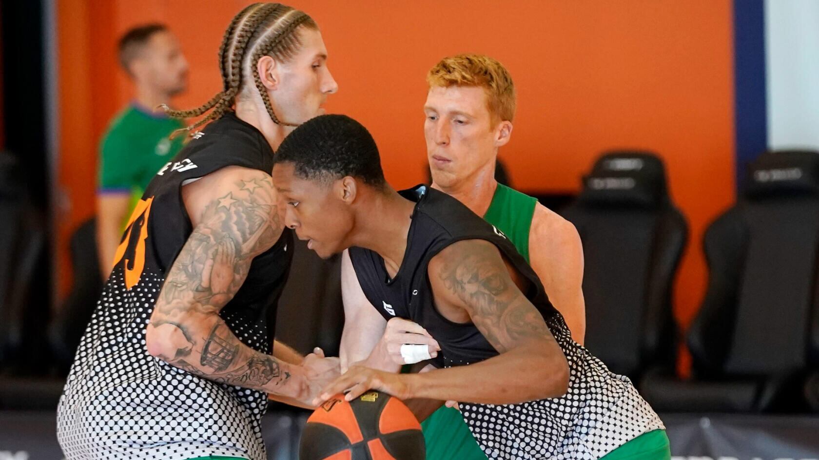 Jugadores del Unicaja en pleno entrenamiento en The Embassy