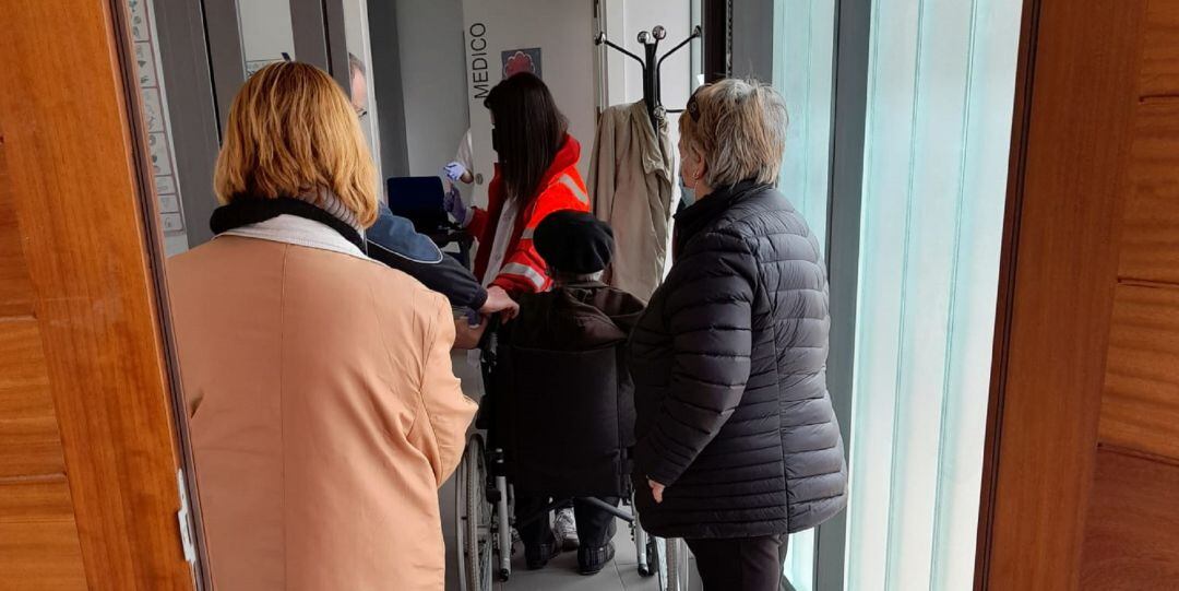 Imagen de la vacunación en Valdezate en los primeros días de la campaña