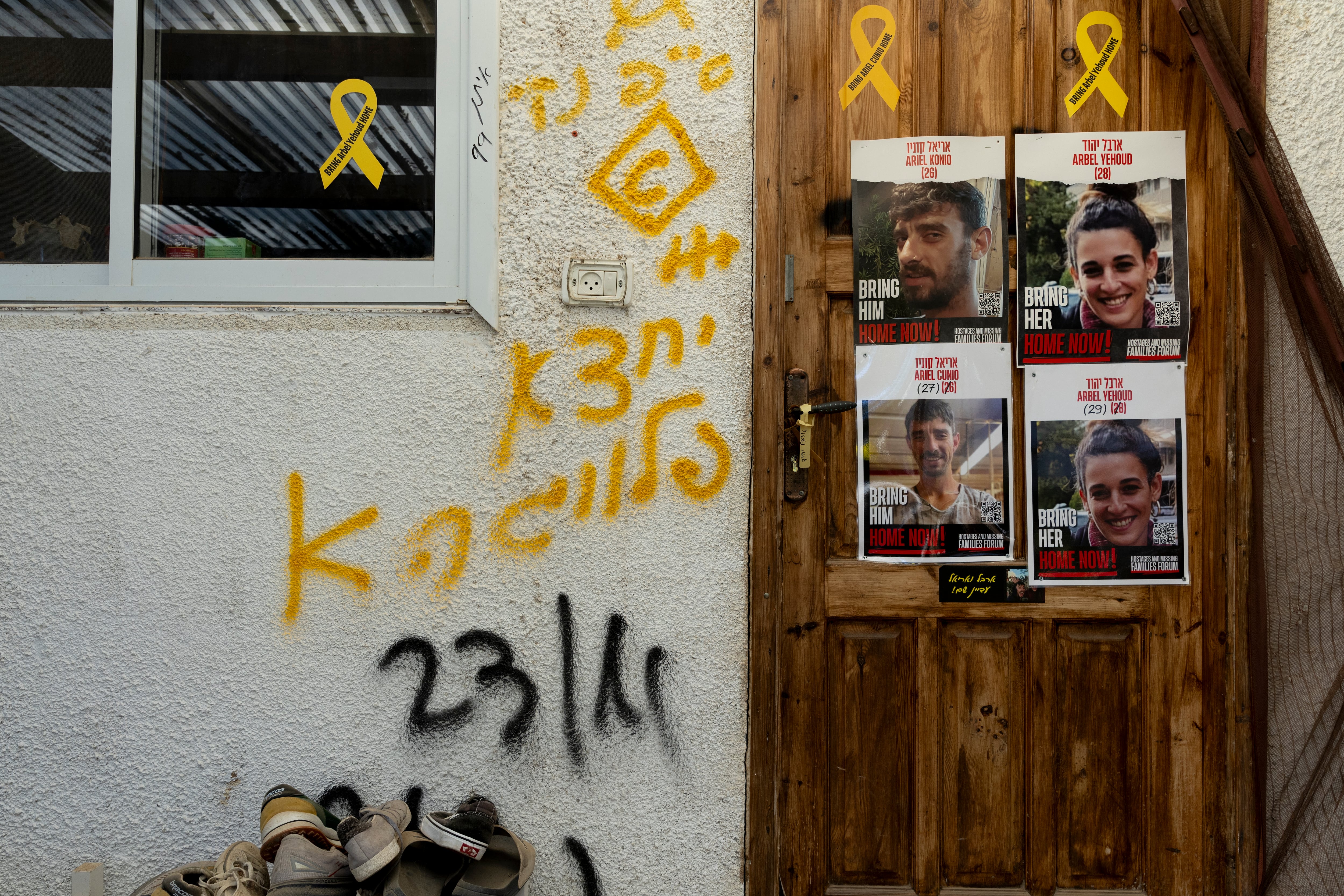 Imágenes de la rehén Arbel Yehud en los carteles distribuidos por Israel pidiendo la liberación de los rehenes.