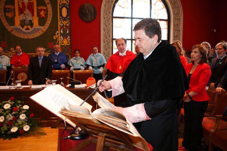 El rector Manuel López, en su toma de posesión el 6 de mayo de 2012