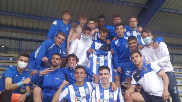 El Hiescosa Juvenil de la Arandina comienza este fin de semana su particular play off de ascenso. En El Banquillo, el técnico de los blanquiazules, Pedro Barrios, y Lucas, uno de los integrantes de la plantilla repasan en duelo ante el Laguna.