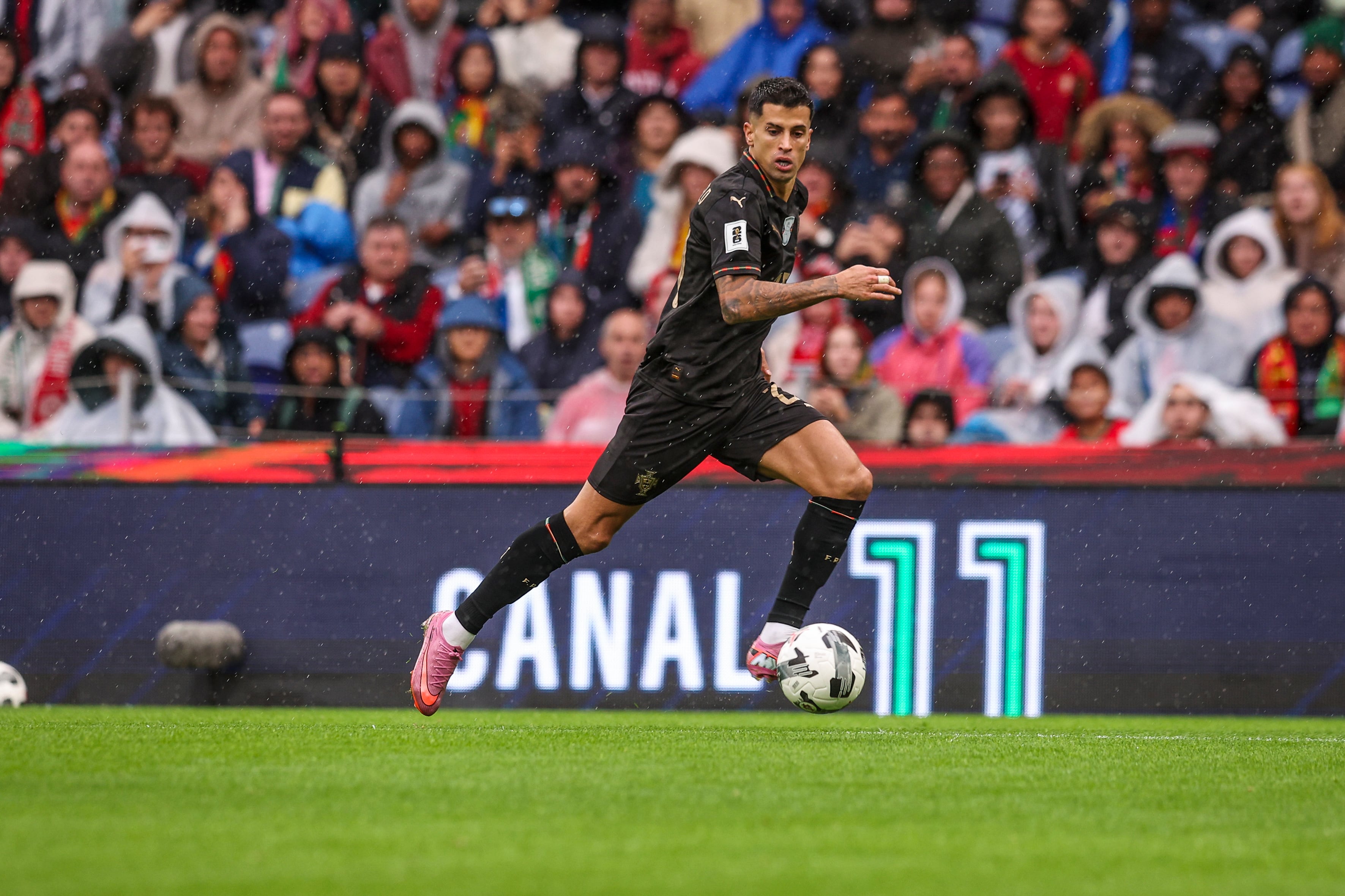 Joao Cancelo juega un partido con Portugal