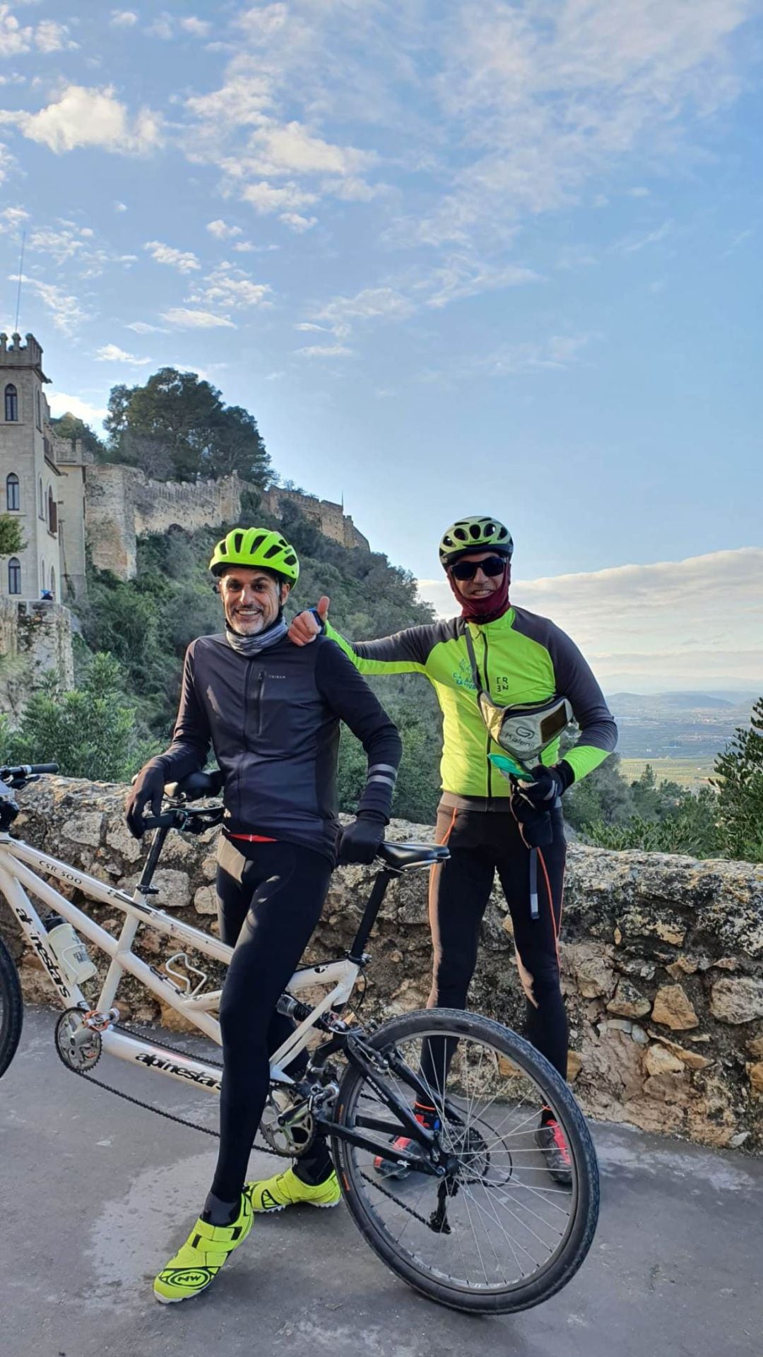 Vaquero con su guía en el Castillo de Xàtiva