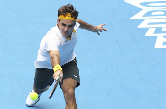 El tenista suizo Roger Federer devuelve la bola al eslovaco Lukas Lacko en el partido de primera ronda del Abierto de Australia de tenis. Federer ganó por 6-1, 6-1 y 6-3.