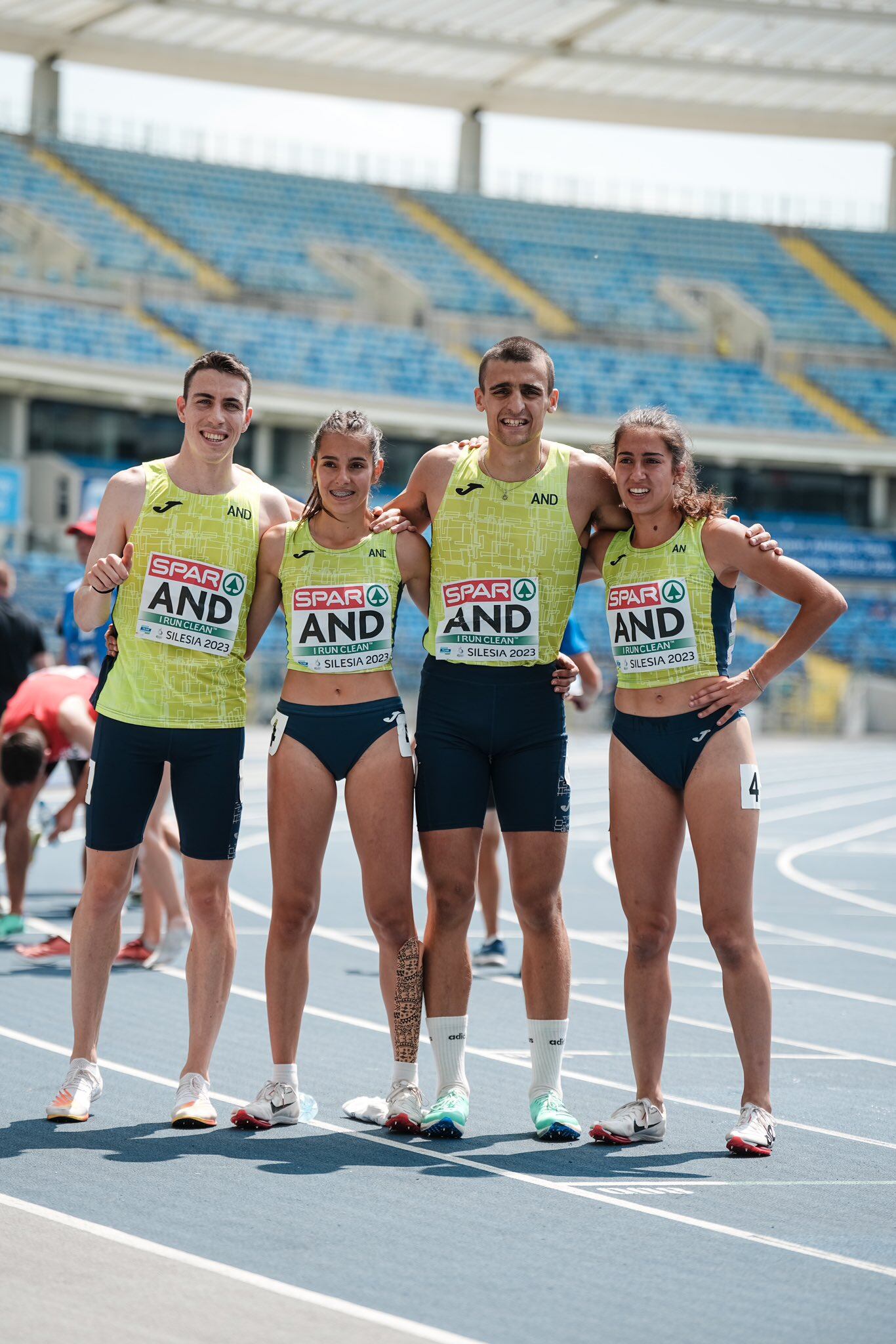 Alba i Duna Viñals, Pau Blasi i Pol Moya, després de la prova dels 4x400 mixt.