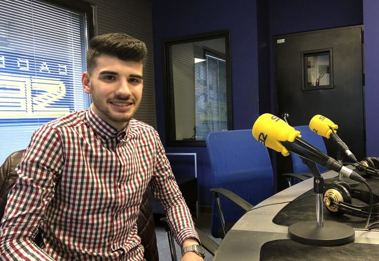 El joven cocinero Sergio Sarmiento en el estudio de Radio León