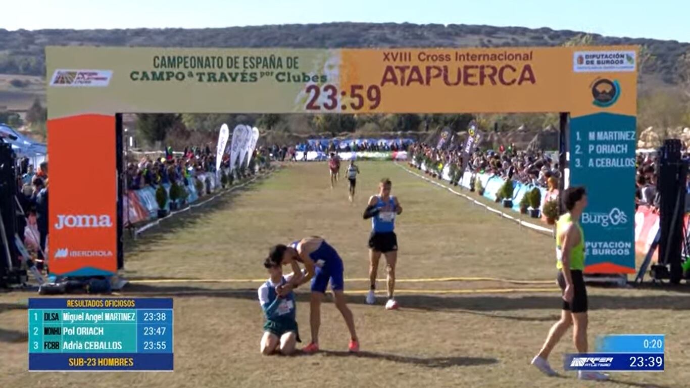 Rubén Álvarez en el instante en que atraviesa la meta en Atapuerca