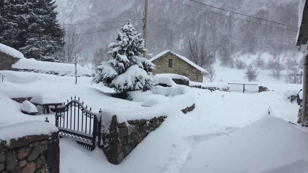 El centenar de vecinos de Valle de Lago ( Somiedo),  a 1.300 metros, resisten entre espesores de nieve superiores al metro.