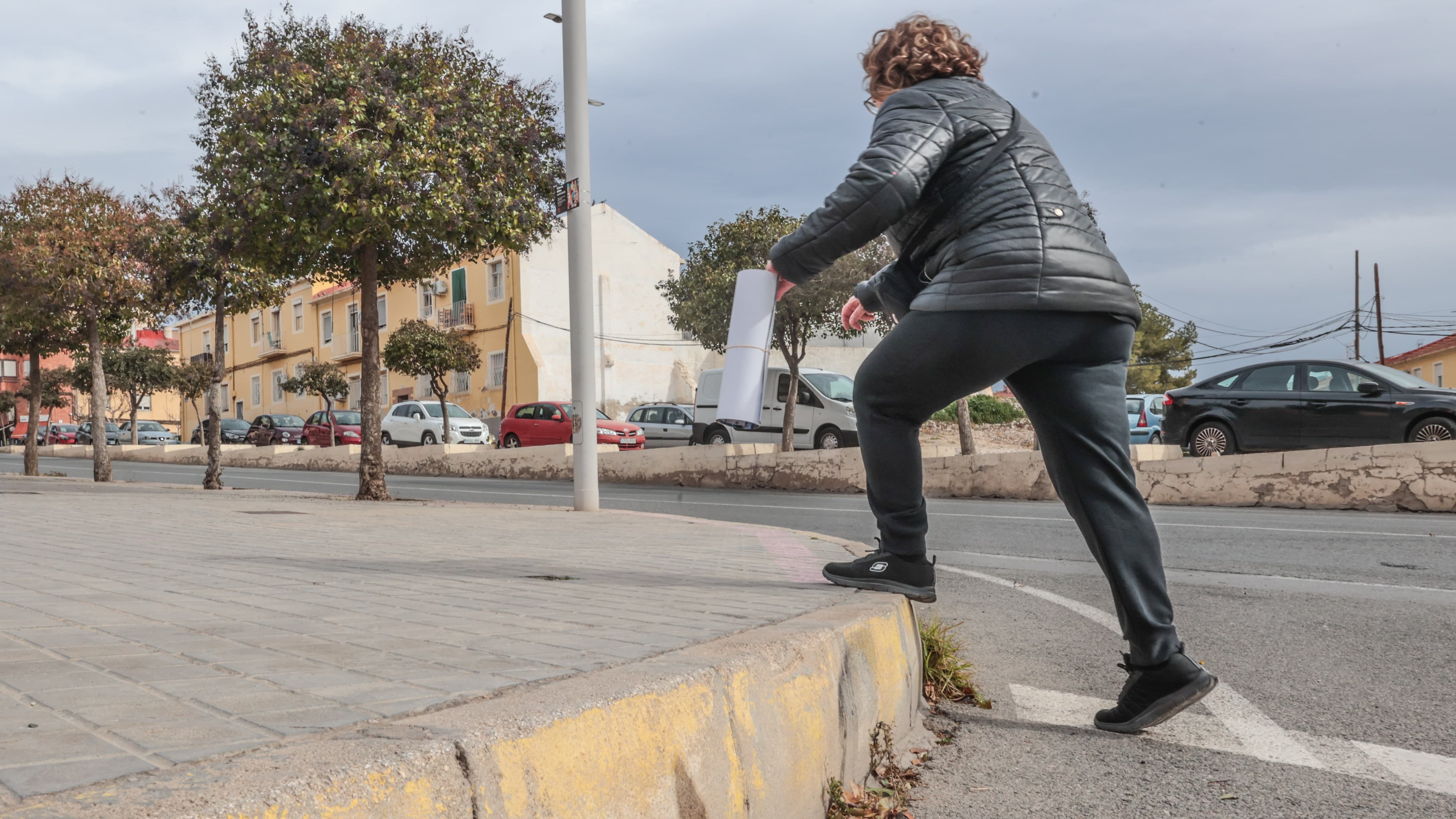 La formación denuncia que &quot;la altura de las aceras dificulta el paso de personas mayores y con movilidad reducida&quot;