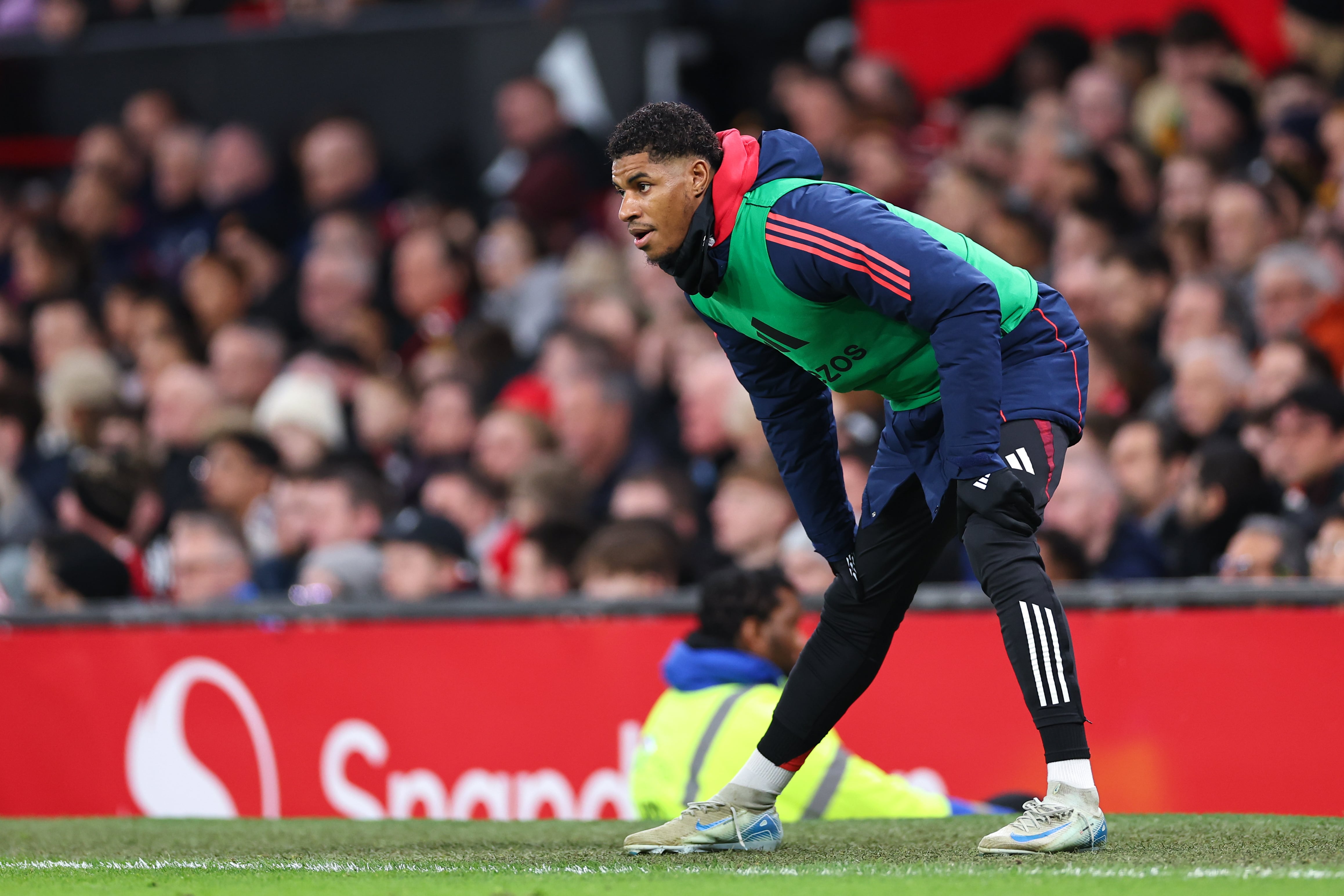 Marcus Rashford calienta en la banda en el partido entre el Manchester United y el Newcastle United