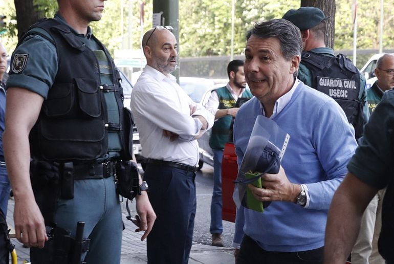 El expresidente de la Comunidad de Madrid, Ignacio González (d), a su llegada al despacho que tiene en la calle Alcalá de Madrid acompañado por Guardias Civiles