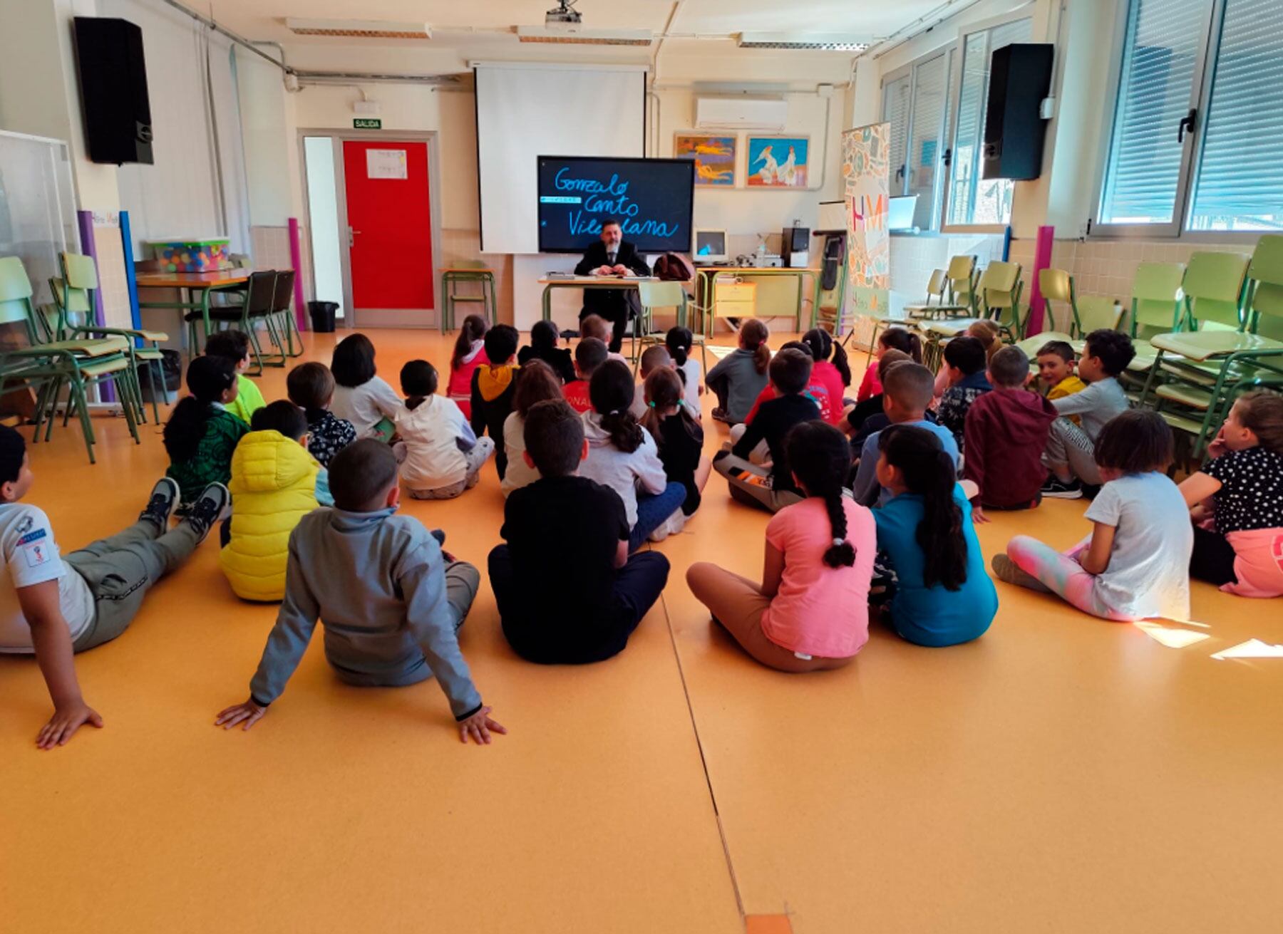 Jordi Carbonell, en una de les seues visites als centres escolars dins de l&#039;activitat la &#039;Maleta viatgera&#039;