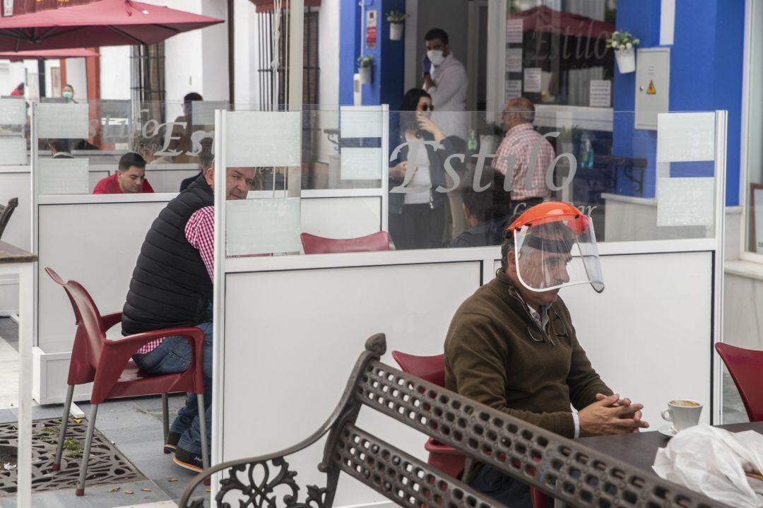 Un bar con separadores entre veladores como una de las medidas de seguridad contra el coronavirus, en Almonte (Huelva)
