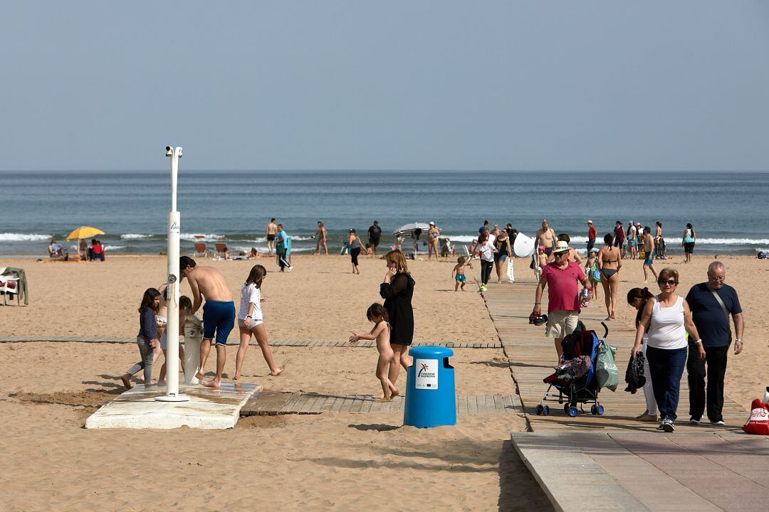 La playa de Gandia en los primeros días de apertura de temporada 