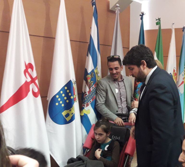 El presidente de la CARM, Fernando López Miras, saludando a la niña Lucía, que padece una enfermedad rara.